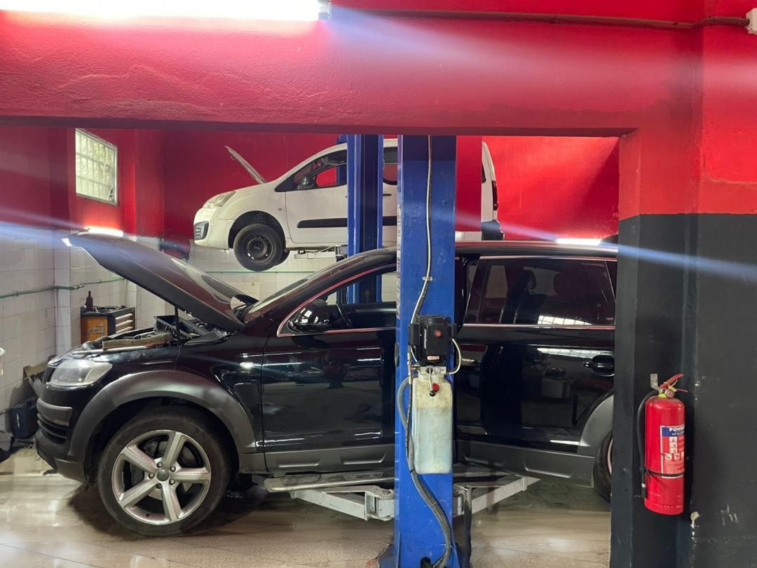 Atelier Garage Auto Leader — pont élévateur et interventions mécaniques